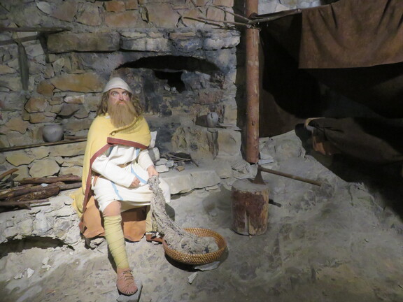 Беат сидит в своей пещере