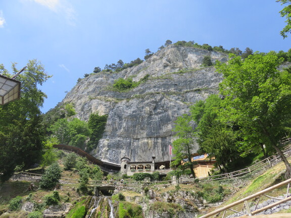 Вход в пещеры Святого Беата