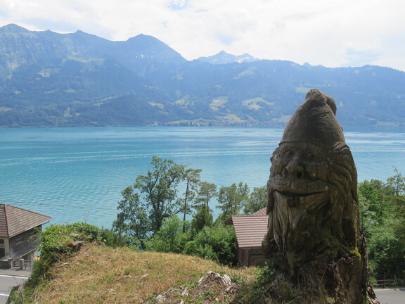 У пещер - вид на озеро