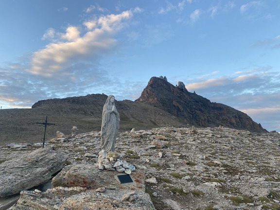 Скульптура Девы Марии у хижины