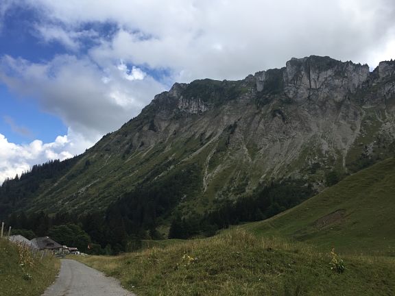 Подъем на перевал Шод у подножия горы Пуант д'Авенер