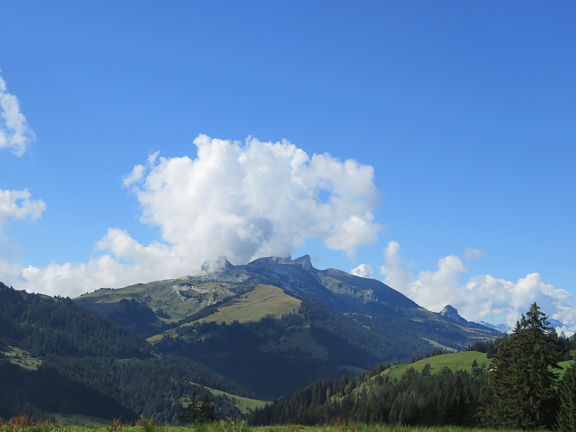 Скалы Роше-де-Нэ со стороны перевала Сонломон