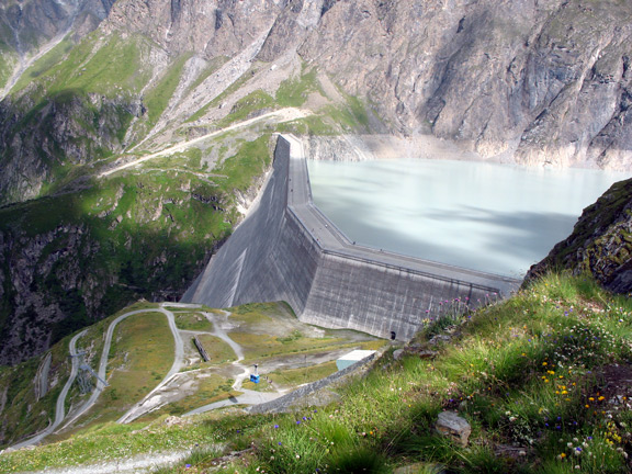 Спуск к плотине