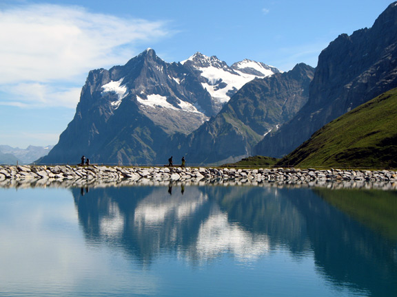 Горное озеро, в котором отражается Эйгер