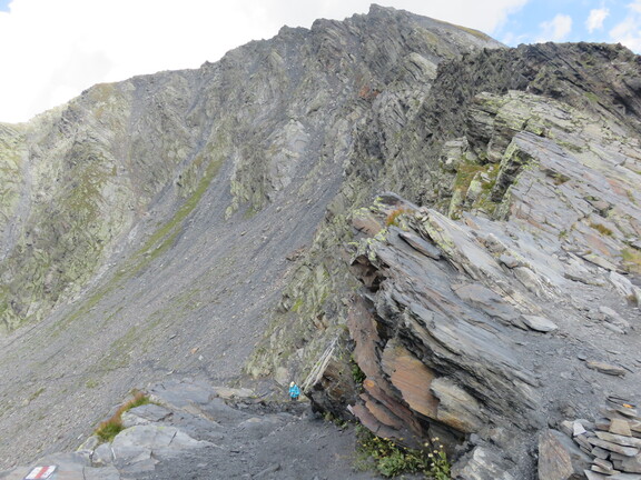 Крутой спуск с перевала