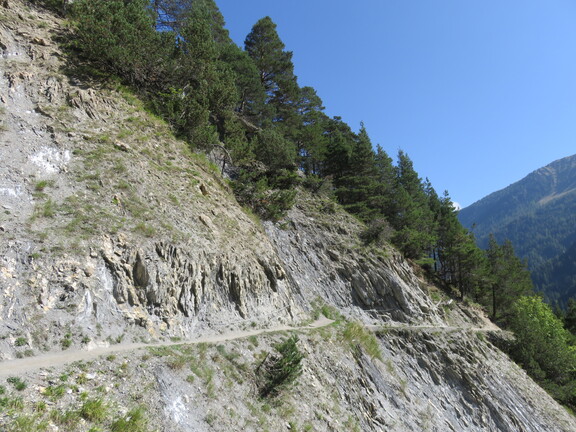 Участок тропы над пропастью