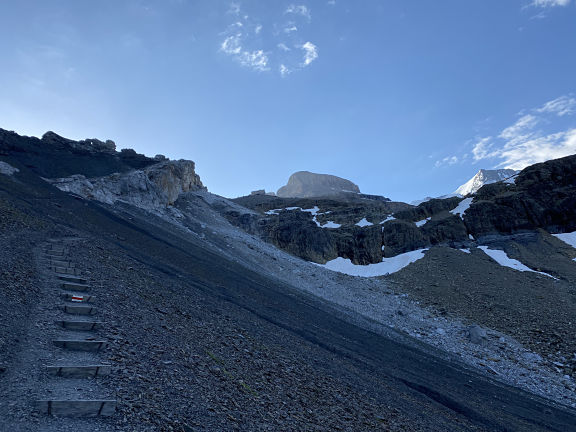 Хижина Блюмлисальпхютте со стороны Кандерталя