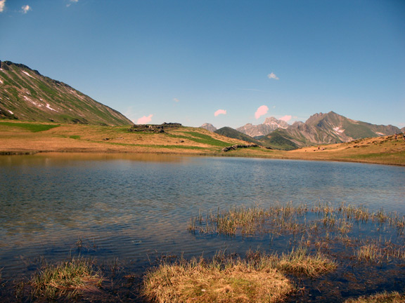 Небольшое озеро у перевала