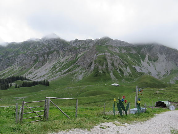 Вид на скалы со стороны ресторана Зальцматт