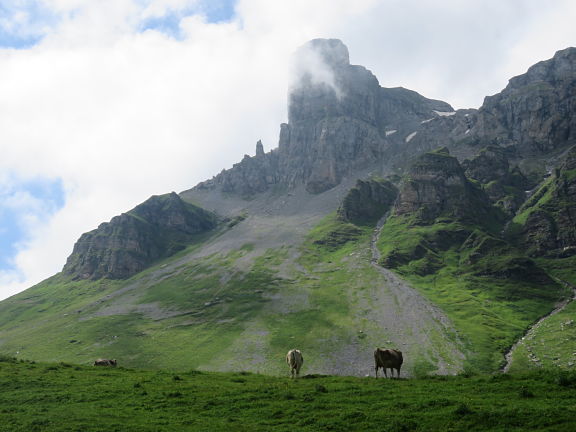 Угрюмые скалы на перевале