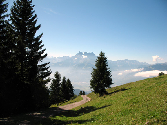 Ден-де-Миди. Дорожка, ведущая в озеру Майен