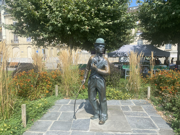 Памятник Чаплину