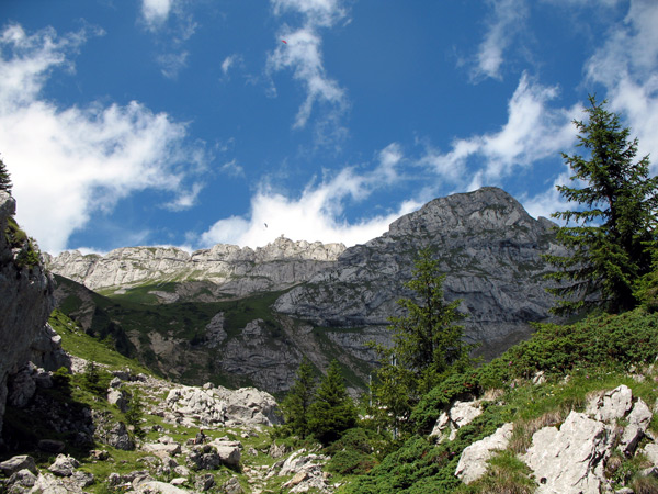 Скалистая вершина с драконьими пещерами