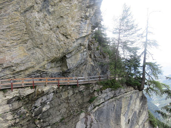 Деревянная конструкция на ручье Ро