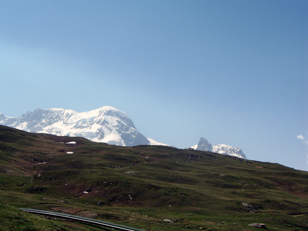 Отряд японцев, мужественно спускающихся от Рифельзее или Горнерграта