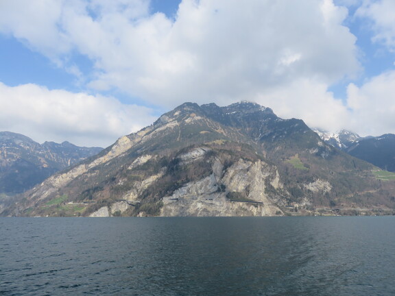 Скалистый берег у Флюелен