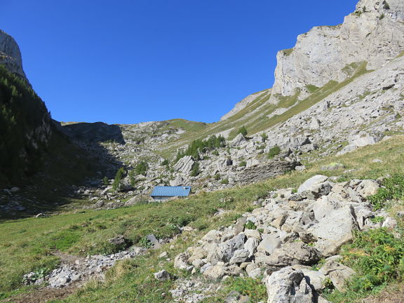 Ущелье с заброшенным сараем. Тропа на перевал - справа
