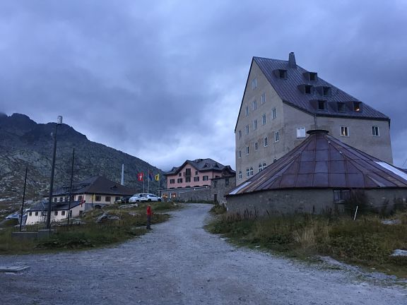 Музей, гостиница San Gottardo и историческое серое здание хосписа