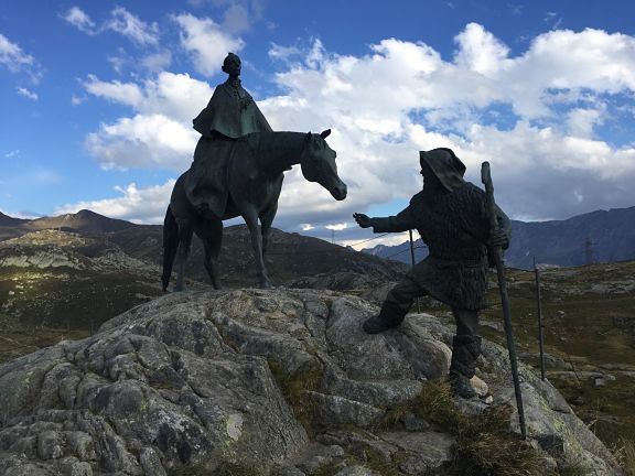 Памятник на перевале - работа скульптора Дмитрия Тугаринова, 1999 год