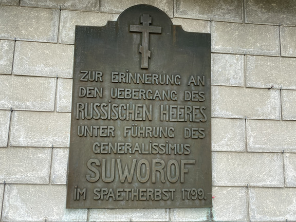 Мемориальная табличка на перевале