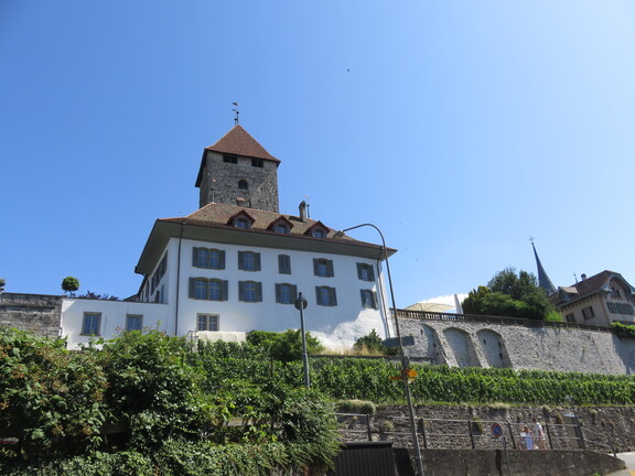 Вид на замок со стороны озера