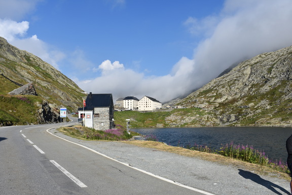 Обитель Сен-Бернар со стороны итальянской границы