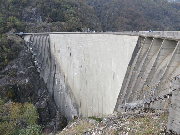 Плотина Контра в долине Верцаска