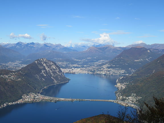 Вид на гору Монте Сан Сальваторе и Лугано с вершины Монте Сан Джорджио