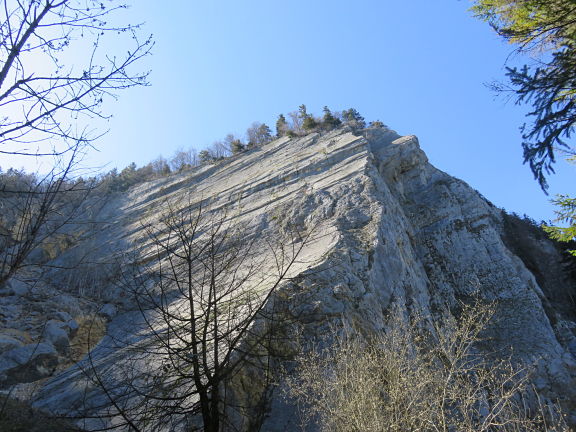 Скалы Шан-Мезель на спуске в Сент-Имье