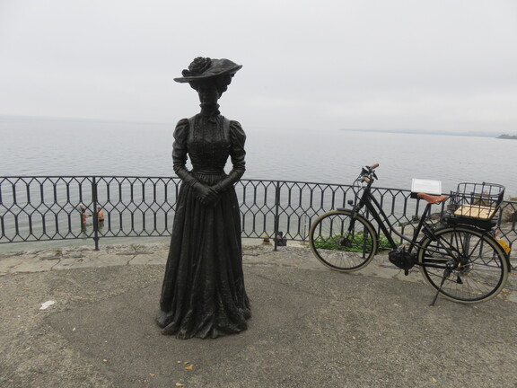 Мостик Утопии: одна из статуй Прекрасной Эпохи