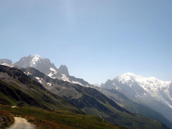 Вид на Эгиль Верт и Монблан
