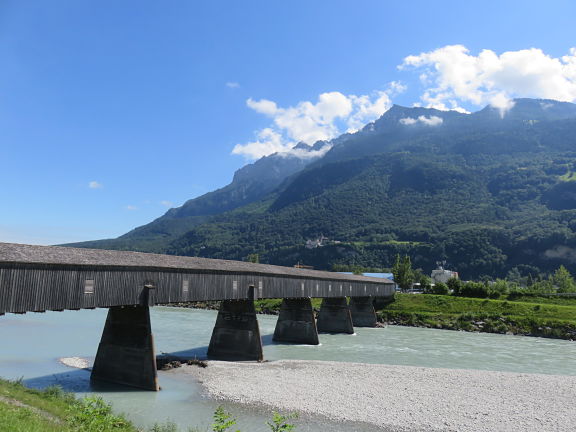 Река Рейн: граница между Лихтенштейном и Швейцарией
