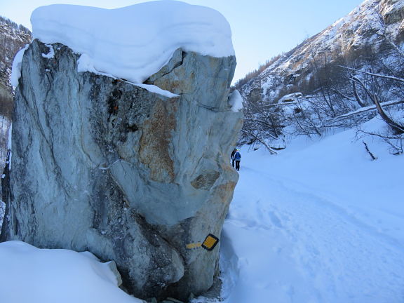 Выход на горную тропу у камня